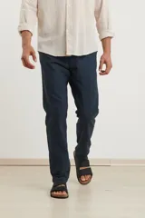 Pantalón de corte recto, color azul marino, confeccionado en 50% algodón y 50% lino.