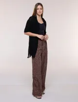 Pashmina de gasa color blanco con apliques de brillos formando círculos y detalles geométricos.