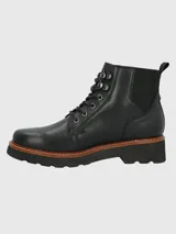 Bota acordonada de estilo urbano, confeccionada en cuero negro con detalles de costuras visibles en la suela. Presenta ojales metálicos, cordones al tono y una suela de plataforma dentada que aporta altura y confort.
