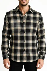Sobrecamisa de franela a cuadros en tonos marrón, tostado, naranja y blanco, de manga larga con cierre frontal de botones y un bolsillo en el pecho.