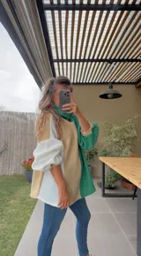 Polerón de cuello alto con diseño color block en blanco, beige y fucsia.