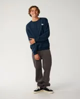 Buzo azul marino Rip Curl con cuello redondo, mangas largas y estampa trasera en color blanco con texto y logo de la marca.