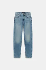 Jeans mom fit de tiro alto y diseño tobillero, con cinco bolsillos, cierre frontal de cremallera y botón, en tejido denim de lavado medio.
