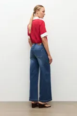 Jean wide leg bicolor de tiro alto, confeccionado en denim con combinación de tonos celeste medio y azul oscuro, de corte ancho y relajado.