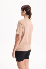 Remera básica 100% algodón de manga corta y corte clásico con cuello redondo.