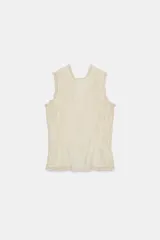 Camisa sin mangas color crema, con cuello redondo y detalle de encaje a tono en el cuello y los bordes de las sisas. Presenta un fruncido horizontal en la parte inferior y cierre con botones forrados en la espalda.