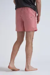 Short de baño corto color rosa con rayas verticales blancas y cordón ajustable en la cintura.