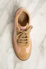 Zapatillas deportivas Lemon de cuero y gamuza color rosa, con cordones y suela de goma marrón.
