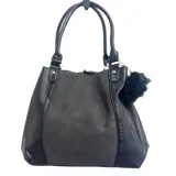 Cartera tipo tote de color negro, con diseño de paneles combinados en cuero sintético liso y efecto gamuzado. Cuenta con doble asa de hombro y un detalle de pompón de pelo sintético colgante.