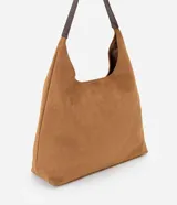 Cartera tipo hobo de gran tamaño confeccionada en material sintético efecto gamuza color tostado. Presenta una estructura flexible, asa única en tono contrastante y cierre mediante botón a presión.