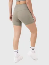 Calza biker de tiro alto con diseño de cintura cruzada en V, confeccionada en tejido elástico color verde oliva. Cuenta con costuras reforzadas y detalle de logo pequeño en la pierna.