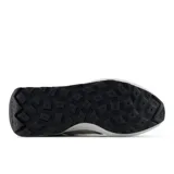 Championes urbanos New Balance modelo 370, con diseño en tonos gris y violeta, confeccionados en una combinación de gamuza y material textil, con el logo 'N' característico en los laterales y suela de plataforma.