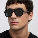 Lentes de sol con montura estilo aviador contemporáneo, de color negro con doble puente estructural y lentes polarizadas oscuras.