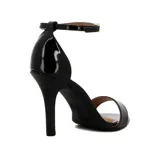 Sandalia de tacón alto Vizzano, color negro charol, con tira fina en la punta y pulsera ajustable con hebilla en el tobillo.
