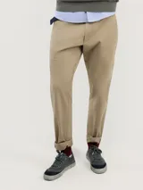 Pantalón chino de corte regular fit, confeccionado en tejido de gabardina con acabado desgastado. Presenta bolsillos laterales y traseros, con diseño clásico y versátil.