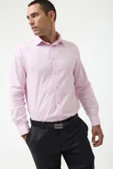 Camisa rosa claro de algodón con cuello clásico y mangas largas.