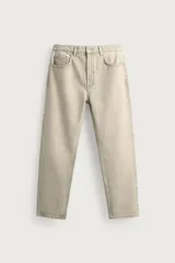 Pantalón jeans straight ankle fit de color beige, confeccionado en denim de algodón con efecto lavado. Presenta diseño clásico de cinco bolsillos, tiro medio, pierna recta y cierre frontal con cremallera y botón.