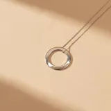 Collar de cadena fina con dije circular de diseño minimalista, elaborado en plata 925 con acabado pulido.