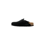 Zuecos estilo mule Birkenstock Boston de color negro, confeccionados en gamuza con suela de corcho y hebilla lateral ajustable.