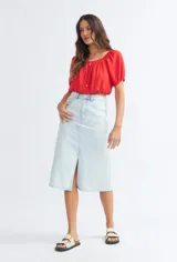 Blusa roja con escote cuadrado, mangas cortas abullonadas y cierre frontal con botones.