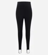 Pantalón legging Marfinno de tiro medio-alto, confeccionado en punto roma negro con elástico en la cintura y tira elástica para el pie.