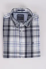 Camisa de vestir Mistral con diseño de cuadros en tonos azul, blanco y gris. Presenta cuello clásico, cierre frontal con botones y logo de la marca bordado en el pecho.