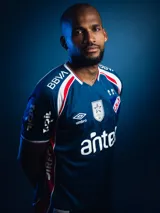 Camiseta de golero Umbro del Club Nacional de Football, temporada 2026. Diseño en color azul oscuro con detalles en blanco y rojo en los hombros y laterales. Incluye logo de Umbro, escudo del club, logo de Antel y BBVA en el frente.