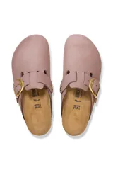 Zuecos Birkenstock Boston color lila, con hebilla grande dorada y plantilla anatómica de corcho y látex.