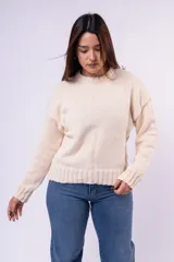 Sweater de punto grueso con cuello redondo, manga larga y diseño holgado. Presenta puños y ruedo acanalados.