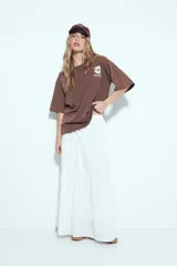 Remerón negro de manga corta, calce amplio y efecto gastado. Presenta una estampa gráfica de inspiración retro en el frente y la espalda.