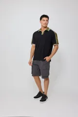 Remera polo negra con corte en hombros y mangas en color verde oliva, con ribete blanco.