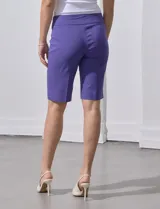 Bermuda color beige de gabardina elastizada, marca Zac & Rachel. Pretina ancha elastizada.