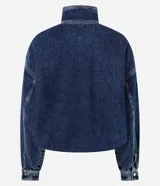 Campera bomber de jean azul con cuello alto estructurado, cierre frontal oculto, mangas largas con puños ajustados y ruedo con efecto fruncido. Cuenta con bolsillos embutidos y diseño de corte holgado.