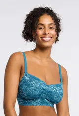 Bralette de encaje floral con diseño sin aros y sin relleno. Cuenta con forro interno de microtul elastizado, breteles regulables y cierre posterior con broches de tres posiciones.