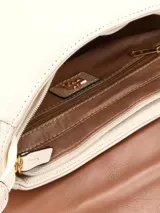 Cartera bandolera de cuero graneado en color off-white con detalles en marrón tostado, solapa frontal con cierre de hebilla metálica dorada y broche a presión.