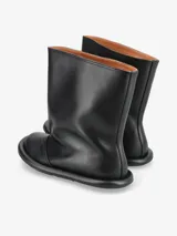 Bota de cuero negra, de caña media, con puntera redondeada y suela plana.