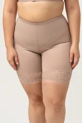 Calza modeladora color piel, de tiro alto, con refuerzo en abdomen y efecto levantacola. Terminación de puntilla en pierna con efecto antideslizante. Confeccionada con tela que contiene fibra LYCRA® XTRA LIFE™.