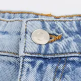 Short tipo bermuda de jean en color azul claro, con diseño de cinco bolsillos, cierre frontal con botón y costuras reforzadas.