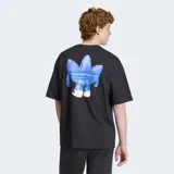 Remera Adidas de algodón color negro, con ajuste holgado, cuello redondo y moldería clásica de manga corta. Presenta un estampado gráfico frontal inspirado en el logo Trefoil con un diseño de personaje estilizado en tonos azules y blancos.