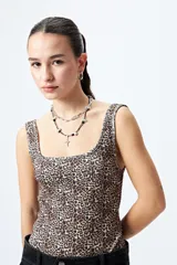 Body negro de tejido de punto con textura acanalada, escote cuadrado y breteles anchos.