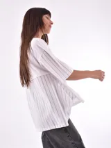 Remera color beige con mangas 3/4 con detalle de rayas verticales.