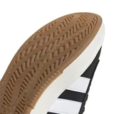 Championes urbanos Adidas modelo Grand Court Alpha, color negro con las icónicas tres tiras laterales en blanco. Presentan una suela de plataforma en tono crema con base de goma color caramelo y logo de la marca grabado en el talón y la lengüeta.