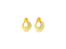 Aros de diseño colgante combinando metal dorado y esmalte crema, compuestos por una esfera dorada superior y un elemento circular inferior en forma de media luna.