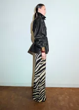 Pantalón largo de viscosa con estampado animal print tipo cebra en tonos beige y negro, de corte recto y holgado.