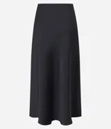 Pollera midi evasé de color beige claro, confeccionada en tela satinada de poliéster.