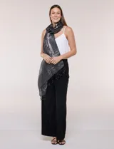 Pashmina gris metalizada de caída fluida, con hilos que crean un patrón de líneas horizontales y flecos finos en los extremos.