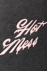Remera de morley con efecto lavado y mangas raglán, de color negro, corte ajustado al cuerpo y aplique frontal con la inscripción "Hot Mess".