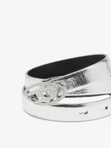 Cinturón fino de mujer confeccionado en cuero vacuno negro, con hebilla Oval D icónica decorada con cristales negros.