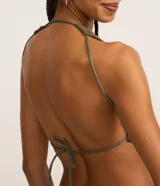 Top corto sin mangas de encaje color verde militar, con cuello redondo y diseño texturizado con forro interior.