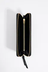 Billetera horizontal de nylon color borgoña con cierre de cremallera dorada, tirador de piel regenerada y monedero y tarjetero interior. Exterior personalizado con logo metálico dorado.